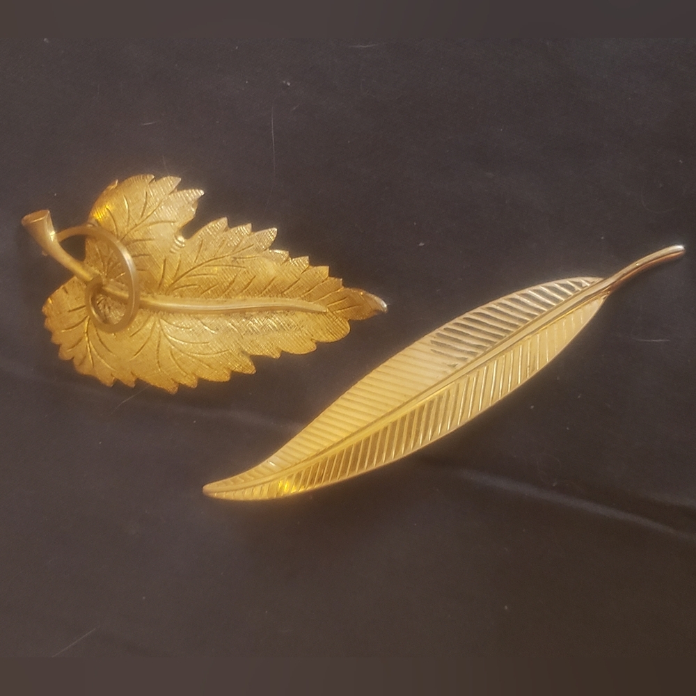 🌟 VINTAGE GOLD TONE BROOCH SET | 2-Piece Textured Leaf & Floral Pin Lot